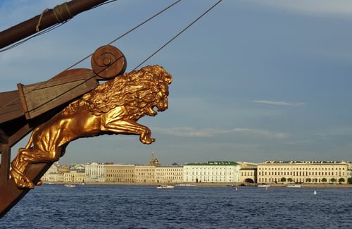 Ein Gebäude säumt sich dem anderen.