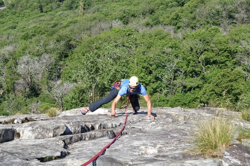 2021/06: Schwungvoller Nachstieg in der Route Harlem am Monte Garzo oberhalb der Maggia (CH/TI)