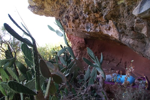 Endlich - eine Höhle bietet Schatten und lädt zum Ruhen ein.