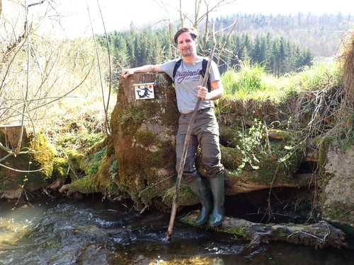 Auf welches mystisches Fabelwesen wird auf dem Schild wohl hingewiesen?