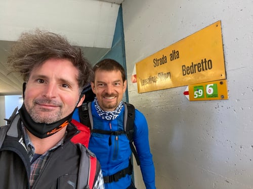 Los geht es am Bahnhof von Airolo.