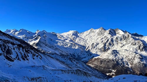 2022/01: Ein 4'000er Panorama sondergleichen (vrnl): Ulrichshorn, Nadelhorn, Lenzspitze, Dom, Täschhorn, Alphubel, Allalinhorn, Rimpfischhorn, Monterosa-Massiv (CH/VS)
