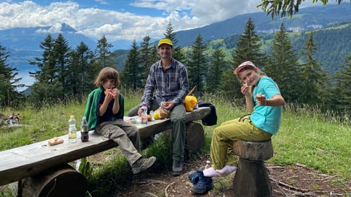 2020/06: Picknick-Pause auf dem Weg zum Harder Kulm (CH/BE)