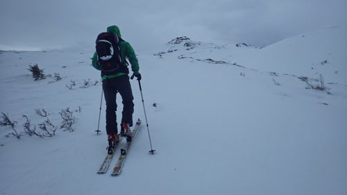 Auf zum Gipfel des Hüenerchopfs (im Hintergrund).