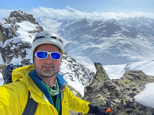 Der Grat ist erreicht. Nun gilt es nur noch wenige Meter bis zum Gipfel zu kraxeln.