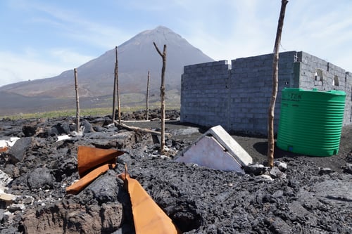 Bild der Zerstörung und des Aufbaus. Das weisse Dreieck ist der Spitz des ehemaligen Kirchturms.