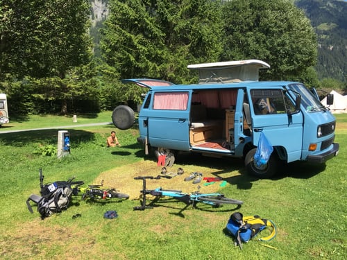 Zurück im Einenwäldli. Füsse abkühlen im Campingbächli.