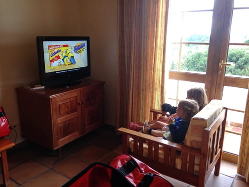 Es hatte sogar einen Fernseher zur Freude der Kinder (und Entlastung der Eltern)!