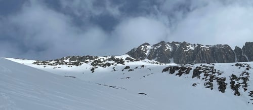 Blick auf den Piz Tiarms mit dem schneebedeckten West Couloir.