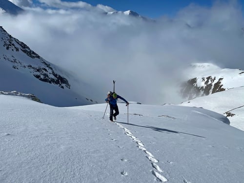 Einsamer Weg hinauf zur Gitziälpetlilücke. Hier kam seit dem letzten Schneefall noch niemand durch.