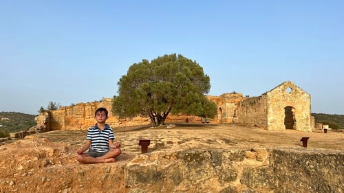 Meditation bei Sonnenuntergang auf der Burgmaurer des ehemaligen Castelo de Paderne