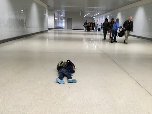 Luca am Flughafen. Er will nicht zur Gepäckausgabe!