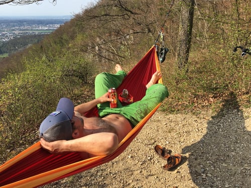 04/2019: Chillen in der Hängematte nach dem Klettern an der Falkenfluh (CH/SO)