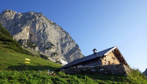 Aufstieg zum Scheibenkaser. Im Hintergrund die Ostwand worin der Klettersteig verläuft.