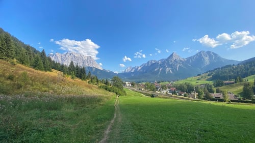 Kurz vor Ehrwald. Blick auf das grossartige Wetterstein Gebirge mit Zugspitze (ganz links)