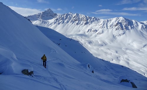Weit unten die Flüelastrasse