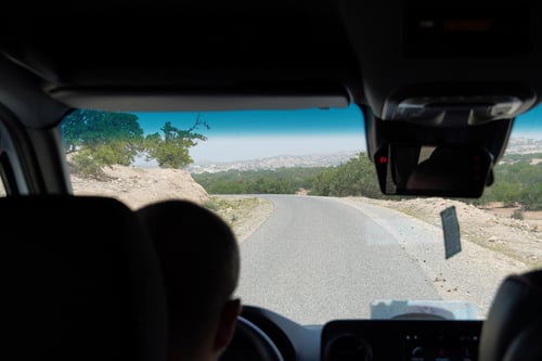 Unterwegs im Minibus. Was kommt wohl nach der nächsten Kurve?