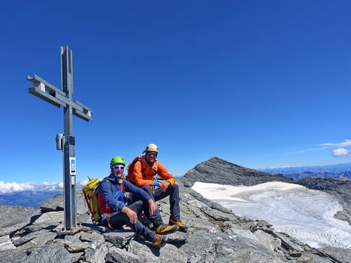 2022/08: Auf dem Gipfel des 3'437 Meter hohen Breithrons. Dahinter der Monte Leone mit Alpjergletscher (CH/VS)