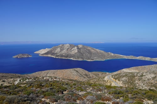 Blick auf die vorgelagerte Insel Nikouriá.