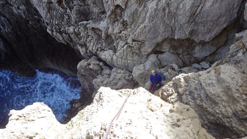 Olli in der Route Queso Suizo. Dominik am Sicherungsplatz oberhalb der Meeresbrandung.