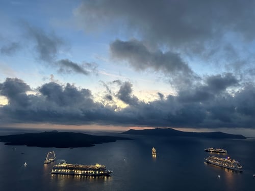 Zahlreiche Kreuzfahrtschiffe in der Caldera von Santoríni..