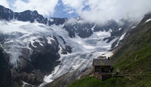 Die Chelenalphütte vor dem Chelengletscher