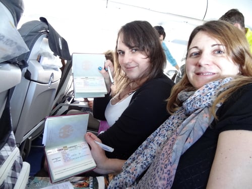 Die Einreisekarte wird ausgefüllt.