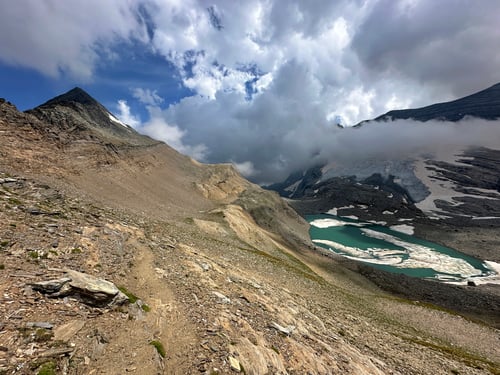 2024/08: Blick von der Mäderlicke auf das Wasenhorn. In der Bildmitte die Monte Leone Hütte (CH/VS)