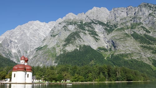 St. Bartholomä auf der Halbinsel Hirschau. Im Hintergrund die Watzmann-Ostwand.