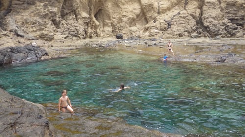 Baden in den wettergeschützten Becken der Bucht.