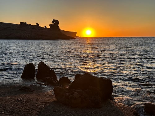 2024/04: Spektakulärer Sonnenuntergang in Cala Morell mit Sicht auf den Elefantenfelsen (E/Menorca)