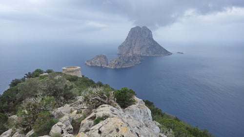 Der Torre del Pirata mit der Insel Es Vedrà im Hintergrund.