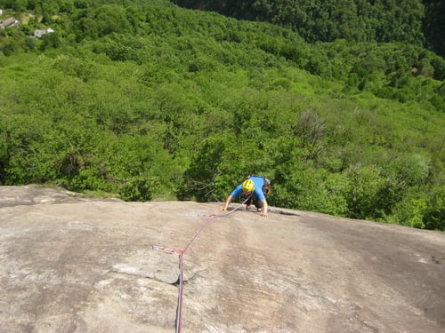 Olli in der Route Figlio del vento (5b) Sektor Cose Preziose. Reibungskletterei mit Tiefblick!