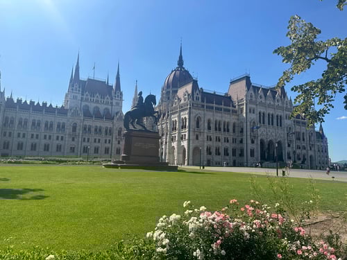 Das Parlamentgebäude mit Umschwung