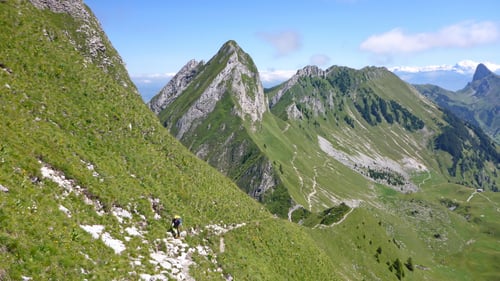 Auf der steilen und ausgesetzten Krete der Nünenenflue ging es runter. Olli im Aufstieg zum Gantrisch.