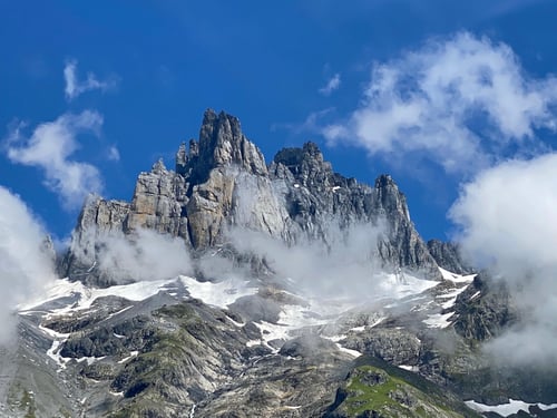 OK, da hoch führt der Äbnet Wäg nicht. Doch die sensationelle Aussicht auf die Bergformation des Spannorts ist allgegenwärtig!