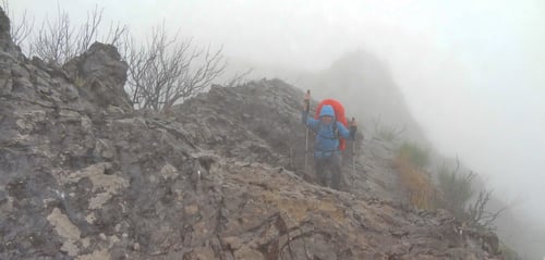 Steiler Aufstieg bei Regenschauer