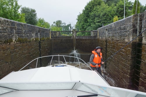 Wir passieren die erste Schleuse.