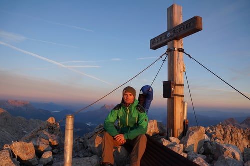 Sonnenaufgang am Gipfelkreuz: Ein Moment der unter die Haut geht.