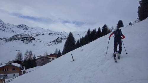 Start direkt im Ortskern von Bivio.