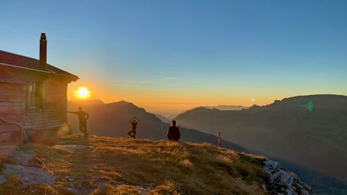 An einem schöneren Ort in den Bergen kann man den Sonnenuntergang fast nicht geniessen. Copyright by www.tobiaserzberger.ch