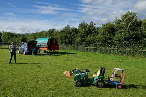 Umladen unseres Gepäcks in den Planwagen.