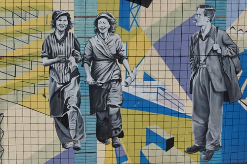 Solche „Murals“ sind in Belfast überall zu finden.