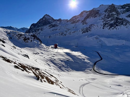 2022/02: Blick auf den Julierpass mit dem markanten roten Turm (CH/GR)