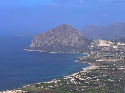 Aussicht von Erice auf die Küste und den zuvor umrundeten Monte Cofano (659m).