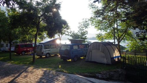 Auf dem Camping La Tartufaia am Lago di Éndine