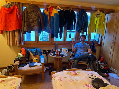 Die Kleider werden ausgelüftet, der Durst gestillt.