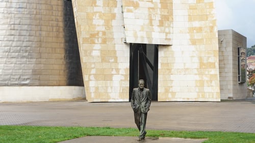 Die Statue von Ramón Rubial vor dem Guggenheim Museum.