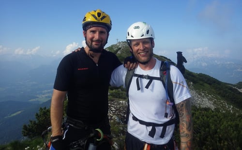 Am Ausstieg. Im Hintergrund das Gipfelkreuz des Berchtesgadener Hochthrons.