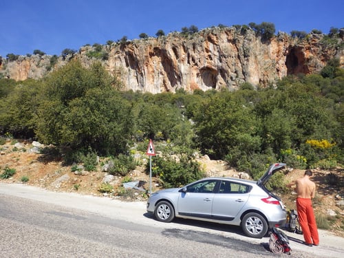 Direkt mit dem Auto zum Kletterwand :)